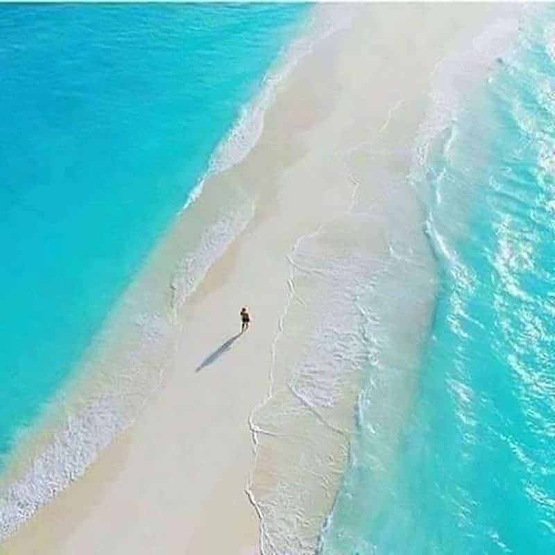 شاطئ في شرم الشيخ مع مياه زرقاء ورمال بيضاء